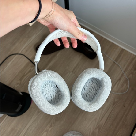 AirPod Max Headphones - Picture 3 of 3